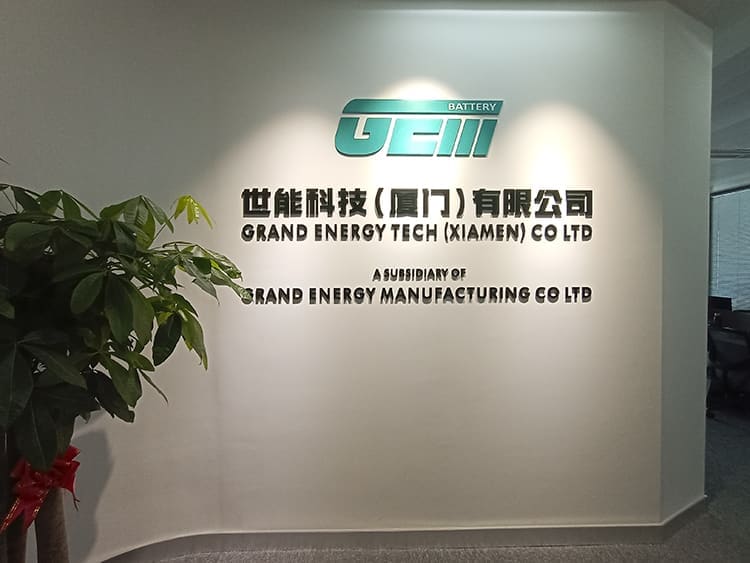 办公室后台墙给办公室的装修增添了许多色彩，同时也让办公室显得加倍温馨。